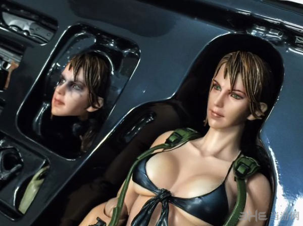 合金装备5幻痛Quiet手办1