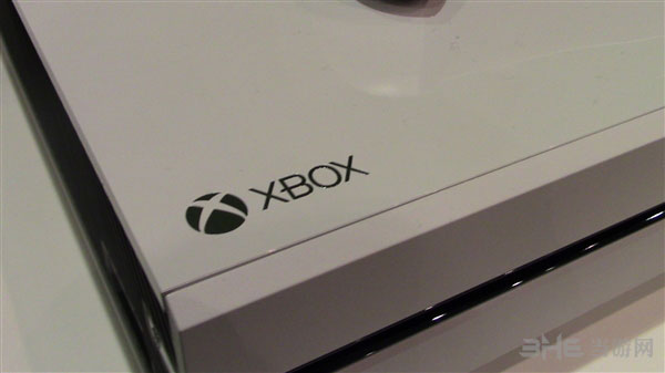 白色Xbox One主机图片3