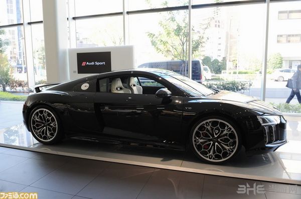 最终幻想15特别版奥迪R8图片1