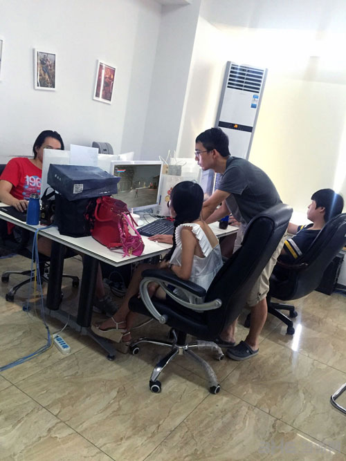 测试人员正在测试光明重影