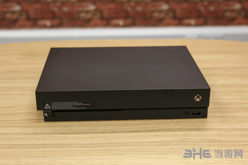 Xbox One X主机1